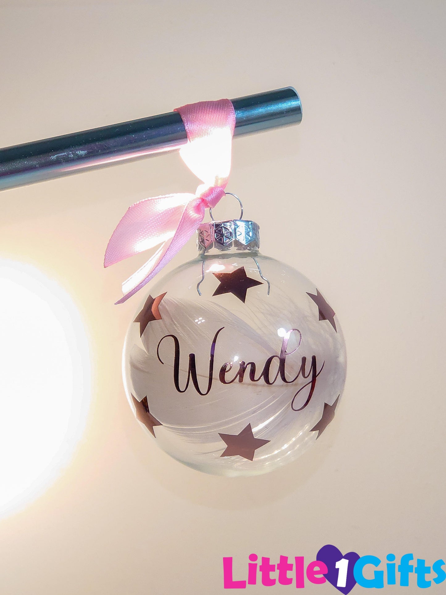 Kerstbal met naam, sterren.