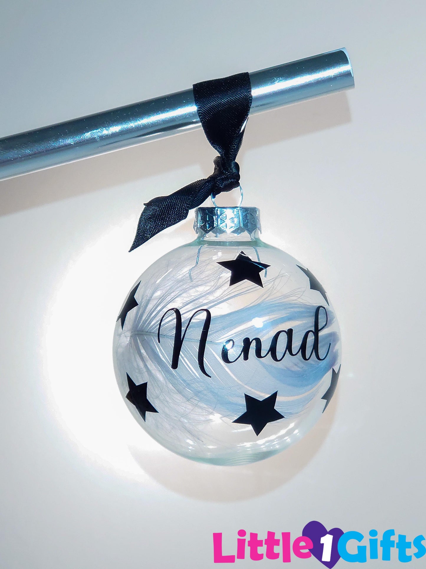 Kerstbal met naam, sterren.
