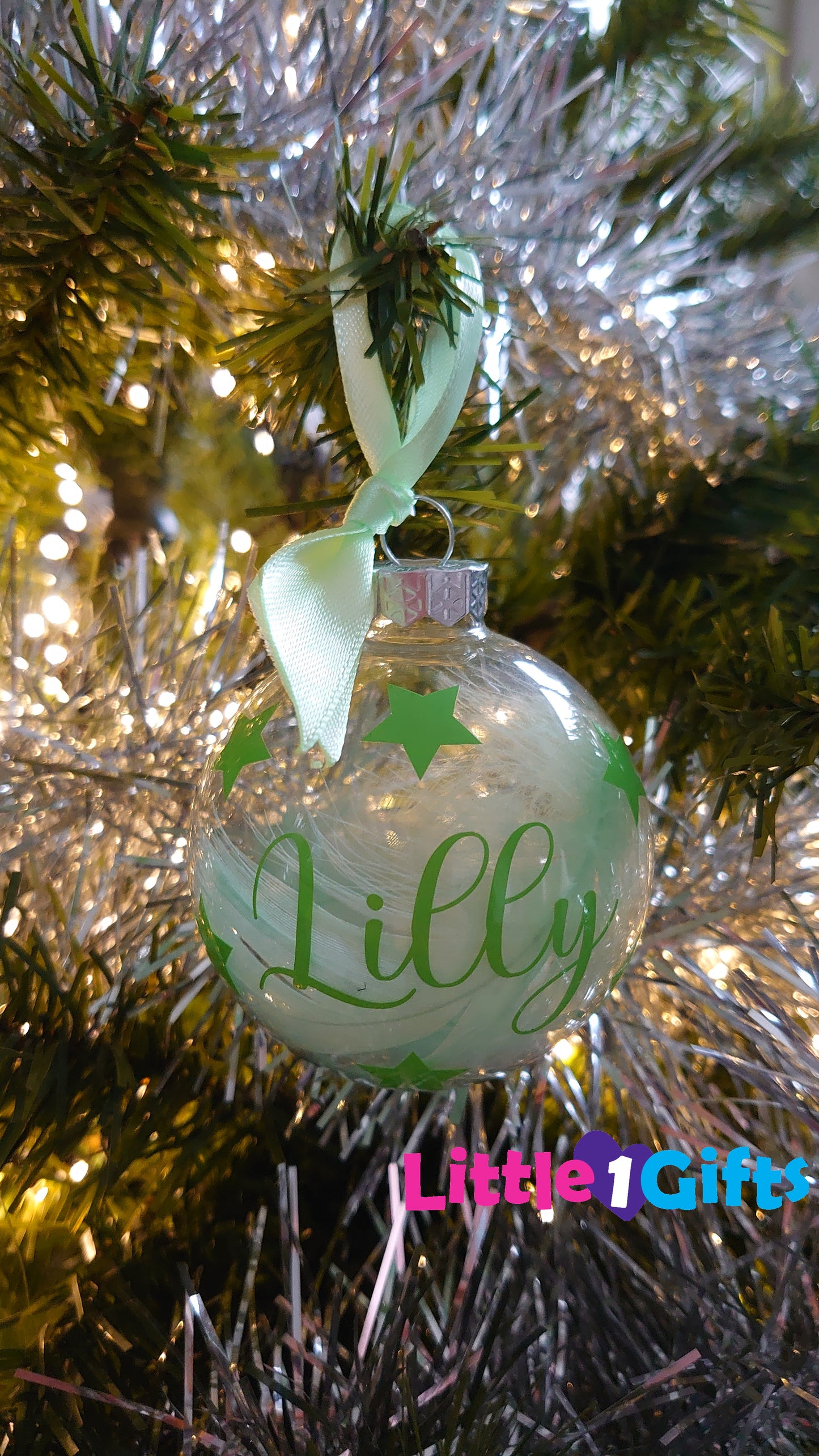 Kerstbal met naam, sterren.