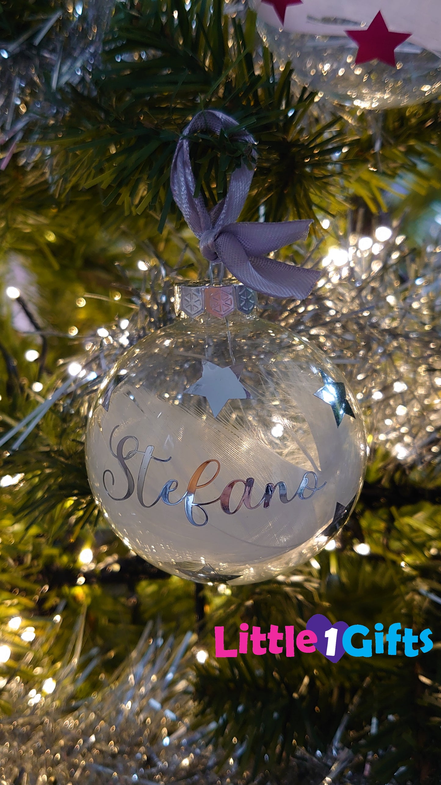 Kerstbal met naam, sterren.