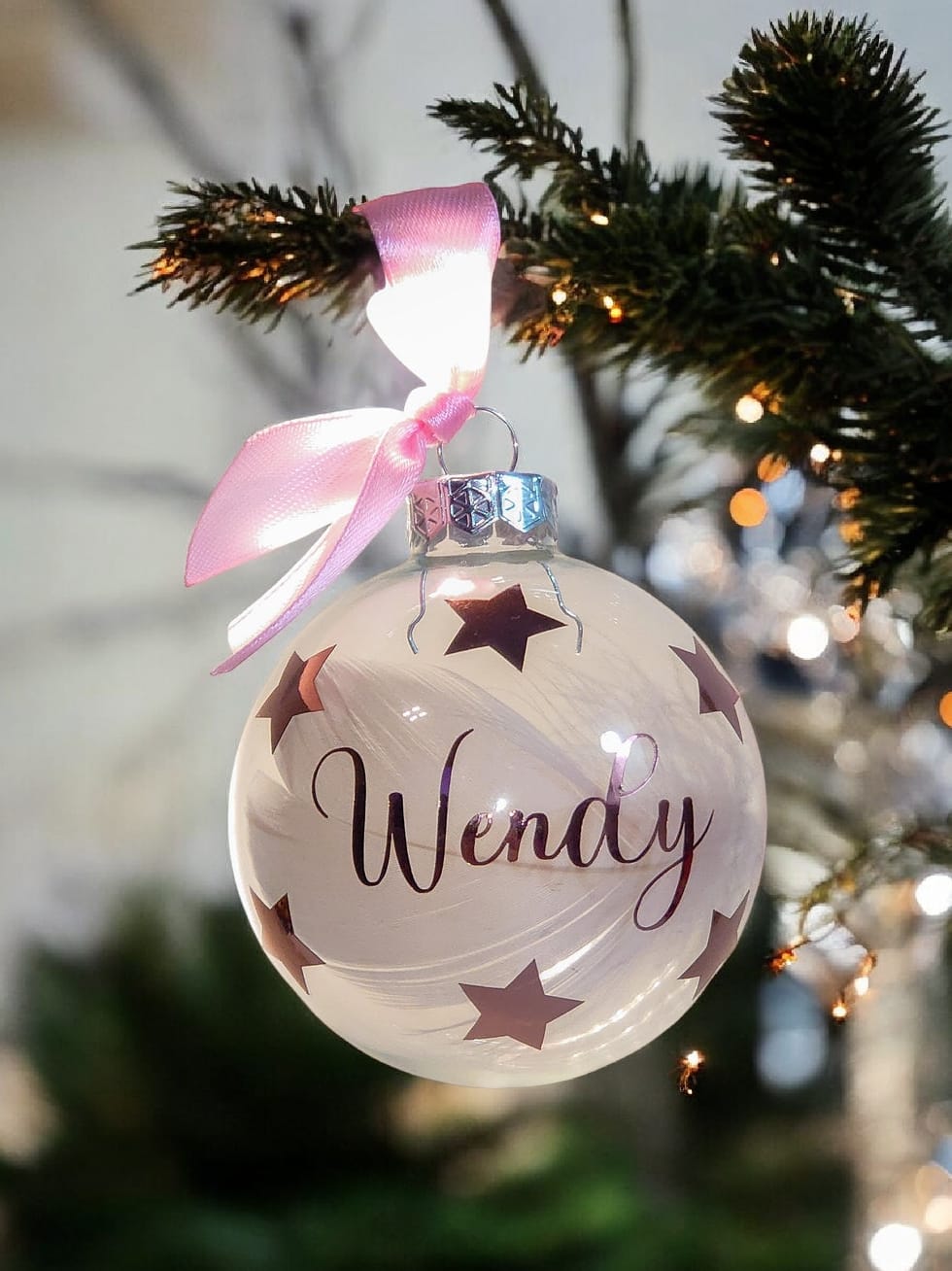 Kerstbal met naam, sterren.