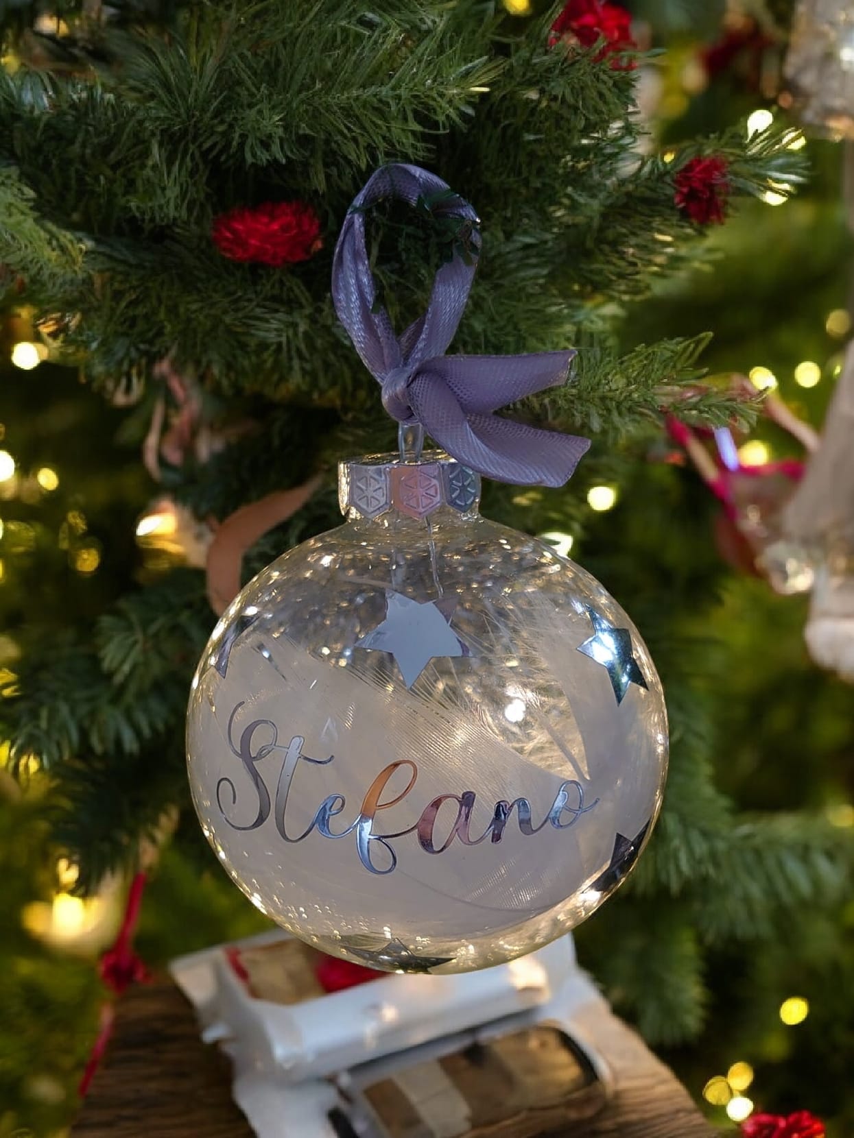 Kerstbal met naam, sterren.