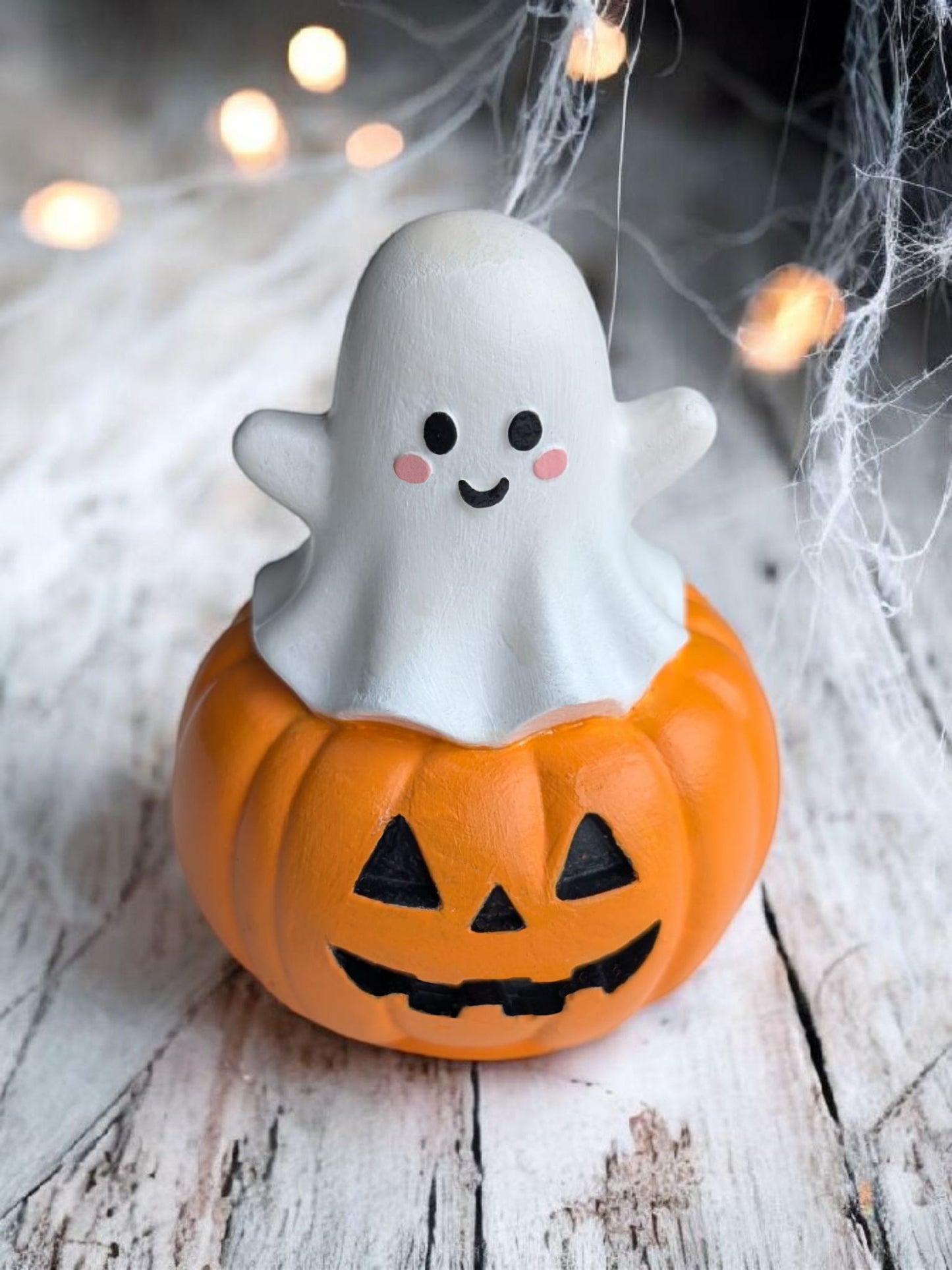 Handgemaakt schattig spookje - Op pompoen – Halloween beeldje - Herfstdecoratie