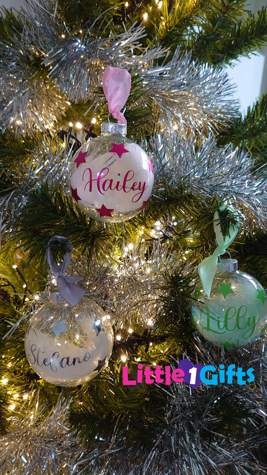 Kerstbal met naam, sterren.